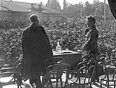 Троцкий выступает на митинге в саду бывшего Коммерческого собрания